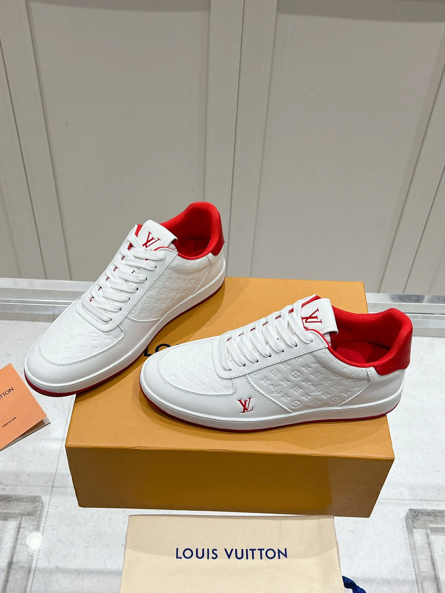 👟👟Ex-factory price 680👟👟 LV new style casual white shoes for men, simple and fashionable, light and comfortable, size: 39-44 (order 45)